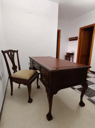 Escritorio Chipendale de madera y cuero