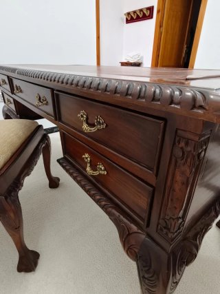 Escritorio Chipendale de madera y cuero