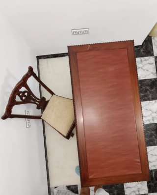 Escritorio Chipendale de madera y cuero