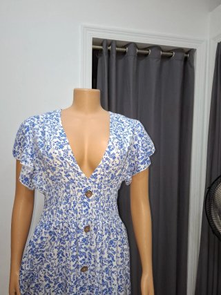 Vestido floral azul y blanco