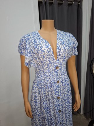 Vestido floral azul y blanco