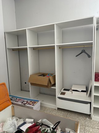 Armario modular blanco sin puertas