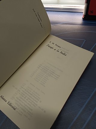 2 libros, PASAJE A LA INDIA - E.M. FORSTER + el pensamiento de la india
