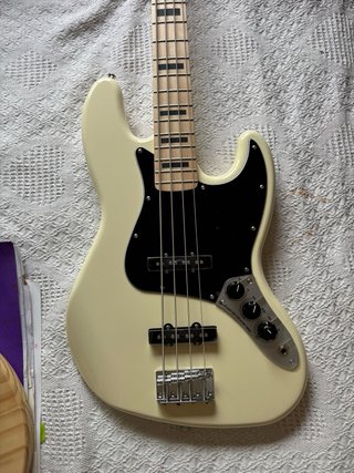 Bajo Eléctrico Squier Affinity Jazz Bass OWT