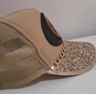 Gorra Xtress dorada con cadena.