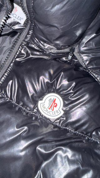 Chaqueta Moncler Negra con Capucha