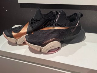 Zapatillas Nike Negro y Dorado