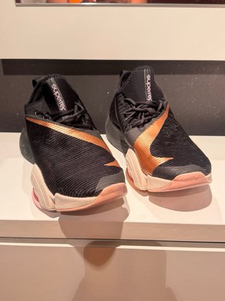 Zapatillas Nike Negro y Dorado