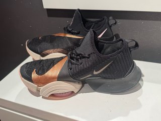Zapatillas Nike Negro y Dorado