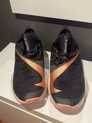 Zapatillas Nike Negro y Dorado