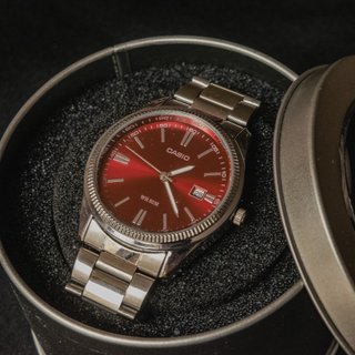 Reloj Casio Hombre 38mm Rojo y Plateado