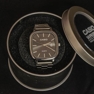 Reloj Casio Cuadrado Negro y Plateado
