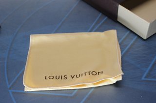Louis Vuitton, Monogram Empreinte. Caja vacía de funda para iPhone.