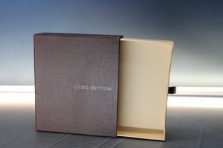 Louis Vuitton, Monogram Empreinte. Caja vacía de funda para iPhone.