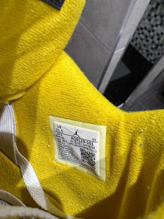 Jordan 4 Blanco y Amarillo