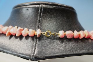 Precioso collar de ópalo rosa. 60 cm.