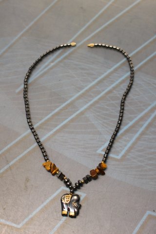 Collar de hematita y  ojo de tigre con elefante.