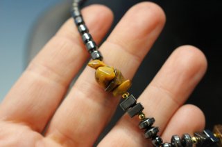 Collar de hematita y  ojo de tigre con elefante.