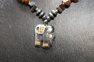 Collar de hematita y  ojo de tigre con elefante.
