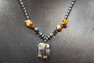 Collar de hematita y  ojo de tigre con elefante.