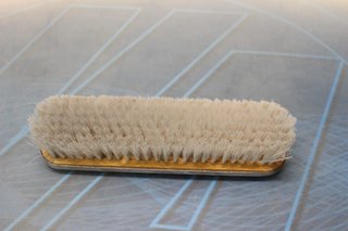 Spazzola per vestiti rivestita in metallo argentato