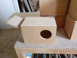 Caja de madera con agujero