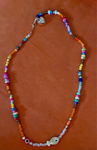 Collana lunga perline colorate con ciondolo cuore
