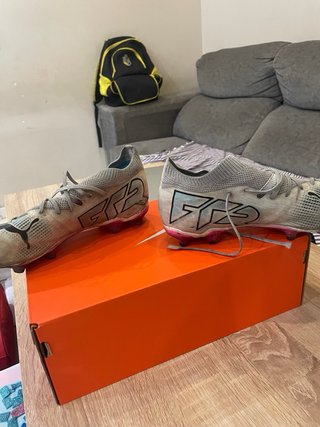 Botas de fútbol Puma grises y azules