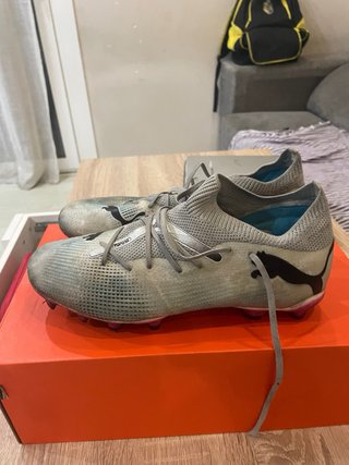 Botas de fútbol Puma grises y azules