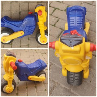 Moto de juguete azul y amarilla