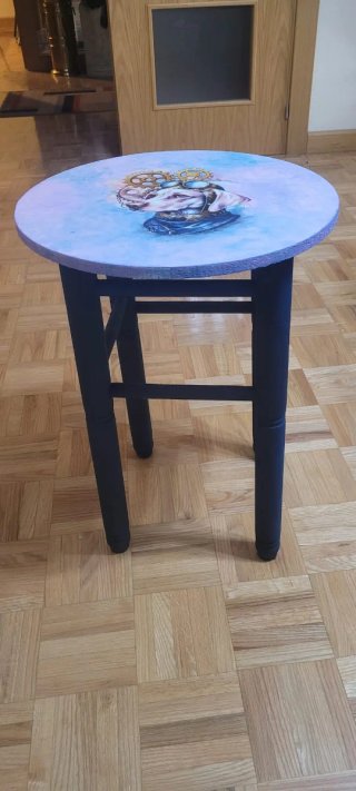 Mesa auxiliar redonda decorada