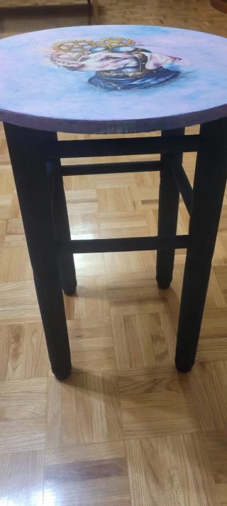 Mesa auxiliar redonda decorada