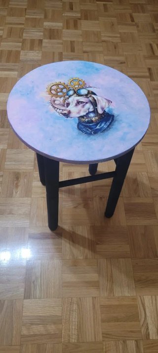 Mesa auxiliar redonda decorada