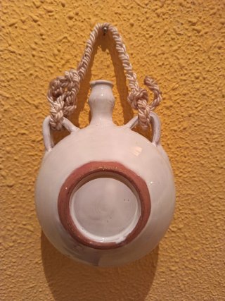 Botijo de cerámica con flores