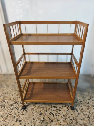 Carrito de bambú con ruedas