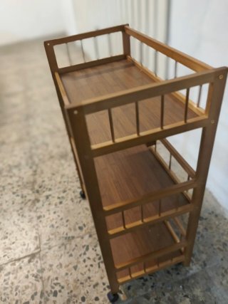 Carrito de bambú con ruedas