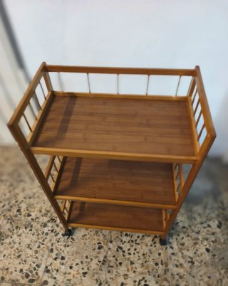Carrito de bambú con ruedas