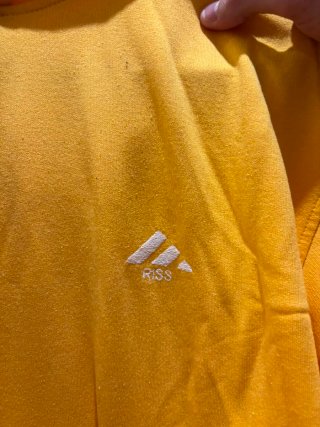 Sudadera amarilla con rayas