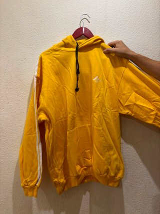 Sudadera amarilla con rayas