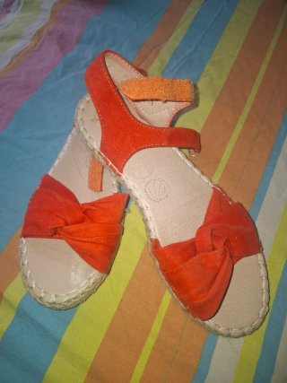 Sandalias naranjas con lazo talla 35