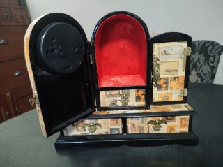 Caja con reloj