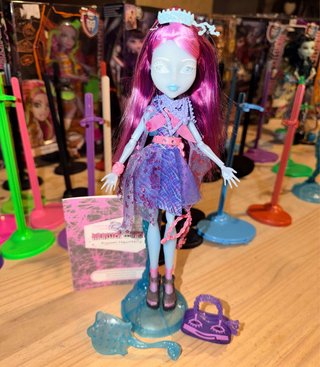 Monster High Kiyoni Hauntery Muñeca