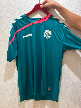 Camiseta deportiva verde y rosa