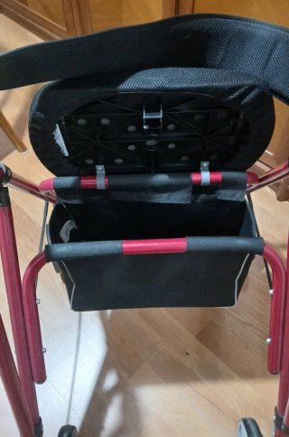 Andador plegable con freno y asiento