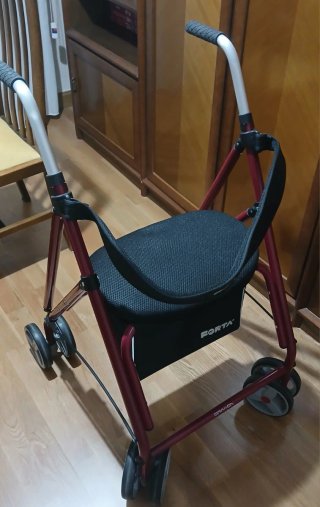 Andador plegable con freno y asiento