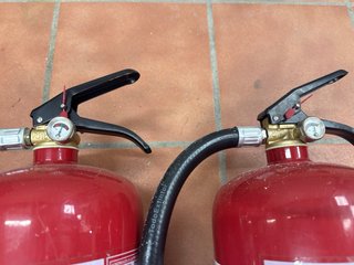 Lote 5 extintores (4 ABC + 1 CO₂)