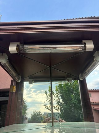 Vitrina antigua de madera y cristal