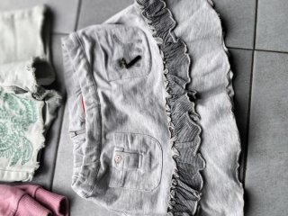 Lote Ropa Niña: Camiseta, Short, Sudadera y falda