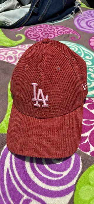 Gorra New Era LA Corduroy Roja Rosa