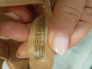 Sandalias UGG Planas Beige con Tachuelas